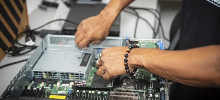Technicien réalisant un montage de serveur