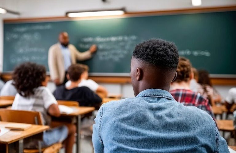 Lycéens dans une salle de cour