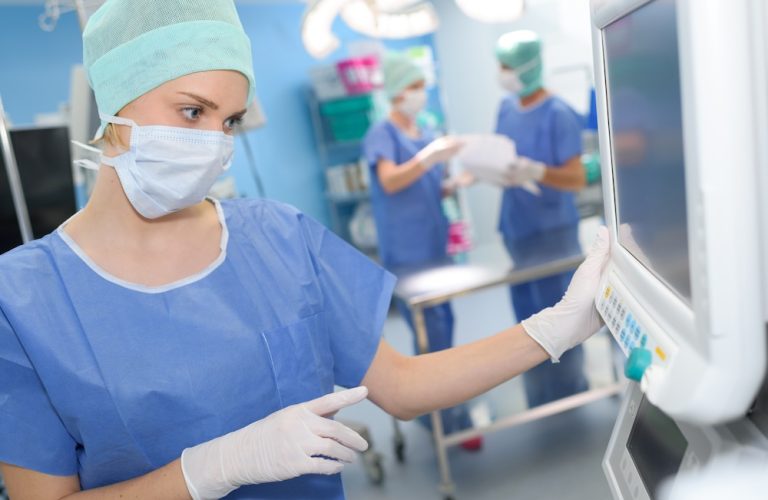 Personnel hospitalié dans une salle d'opérations