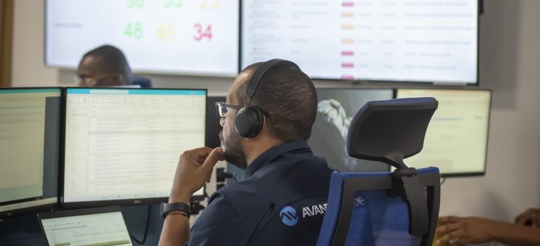 Technicien en cours d'analyse de la supervision