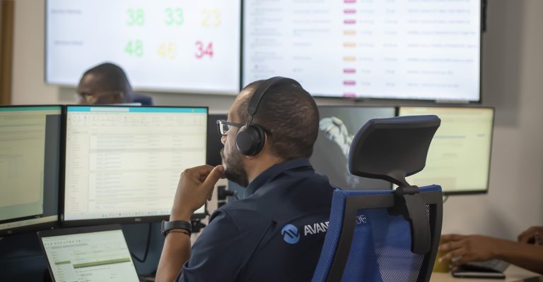 Technicien en cours d'analyse de la supervision