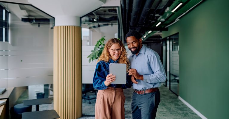 Professionnels discutant dans un couloir